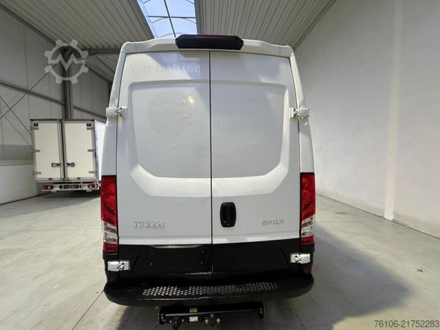Furgon z wysokim dachem IVECO Daily 50C18 Kastenwagen *Navi*Ahk**