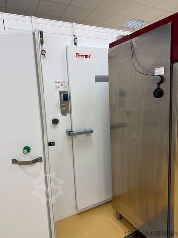 (2x) Klimaatkamer voor stabiliteitstesten ThermoTEC / VIESSMANN WL80