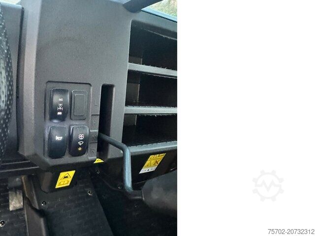 Yard tractor John-Deere Gator XUV865M Allrad