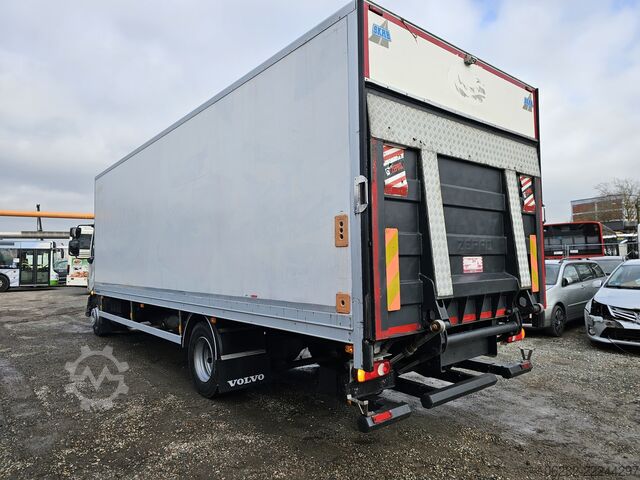 Vrachtwagen met bakwagen Volvo FL240 4x2 Ladeborwand