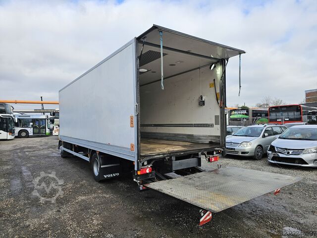 Vrachtwagen met bakwagen Volvo FL240 4x2 Ladeborwand