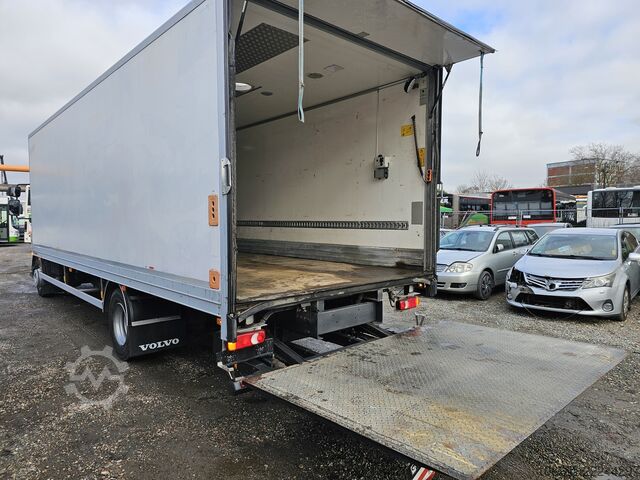 Vrachtwagen met bakwagen Volvo FL240 4x2 Ladeborwand