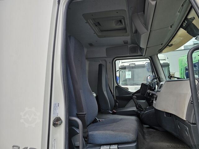 Vrachtwagen met bakwagen Volvo FL240 4x2 Ladeborwand