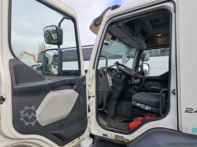 Vrachtwagen met bakwagen Volvo FL240 4x2 Ladeborwand