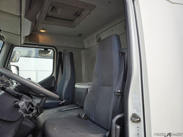Vrachtwagen met bakwagen Volvo FL240 4x2 Ladeborwand
