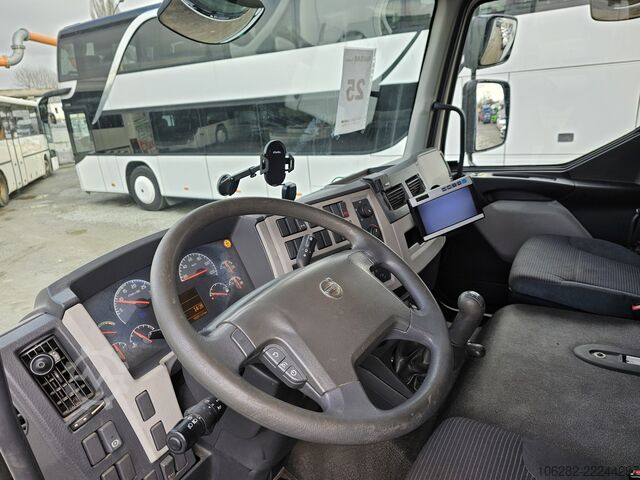Vrachtwagen met bakwagen Volvo FL240 4x2 Ladeborwand