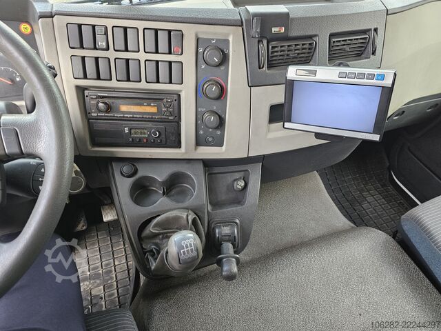 Vrachtwagen met bakwagen Volvo FL240 4x2 Ladeborwand