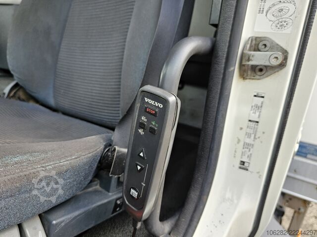 Vrachtwagen met bakwagen Volvo FL240 4x2 Ladeborwand