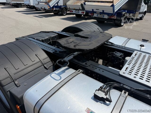 τυπική μονάδα τράκτορα Iveco s-way 490