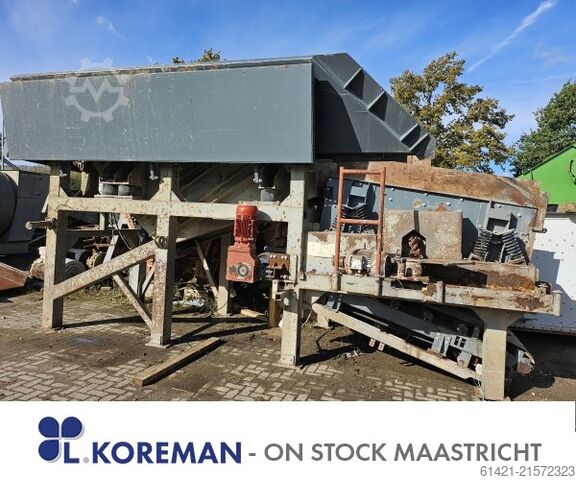 Tremonha Kleemann com calha vibratória  Kleemann hopper with vibrating chute