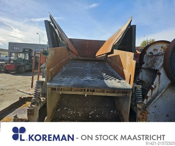 Tremonha Kleemann com calha vibratória  Kleemann hopper with vibrating chute