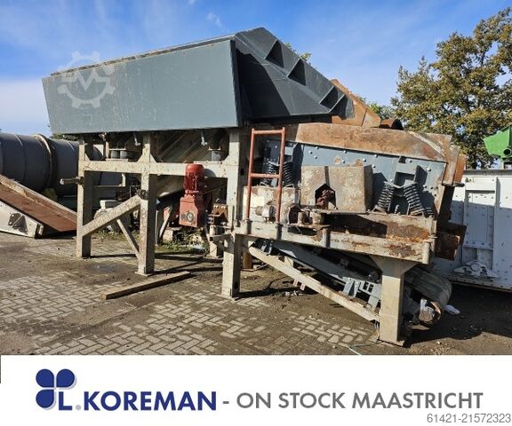 Tremonha Kleemann com calha vibratória  Kleemann hopper with vibrating chute