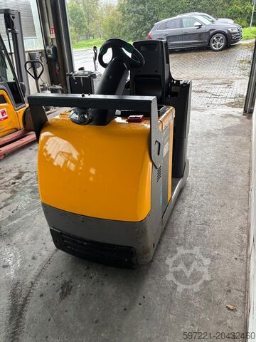 Schleppfahrzeuge Jungheinrich EZS C40