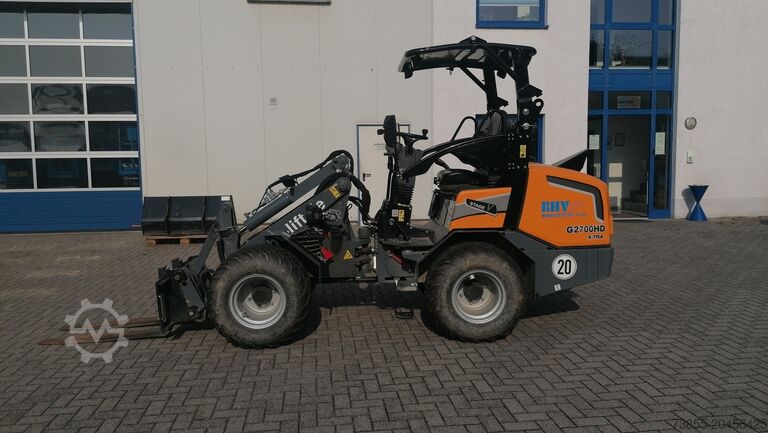 Radlader GIANT G2700 X-tra HD with loader bucket and palletfork