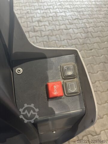 Vučni traktor Jungheinrich EZS130