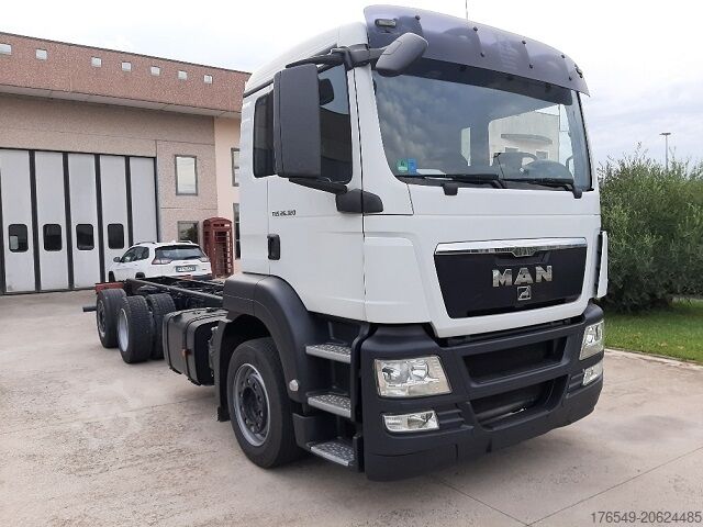 PLATFORMA Z RAMPAMI MAN TGS 26.320