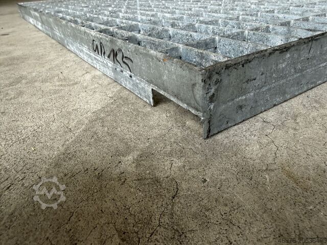 Hochregallager Regalrost Gesamttiefe: 1.113 mm / Gesamtbreite: 885mm / MW: 68 x 33 mm / GR-155