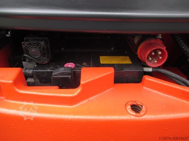 Empilhador eléctrico de 3 rodas Linde E18-02