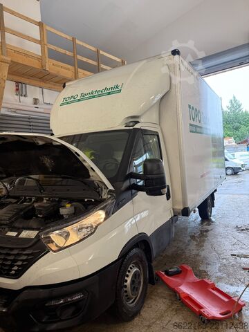 Transportor cu suprastructură tip box Iveco Humbaur