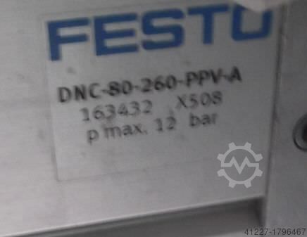 Convoyeur à rouleaux motorisés Grenzebach mit Hubeinheit