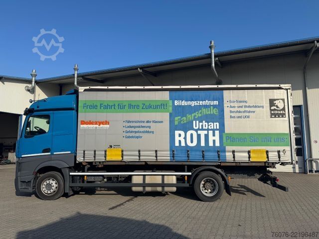 Caminhão com carroçaria intercambiável Kögel BDF Wechselbrücke 7.45 Curtainsider