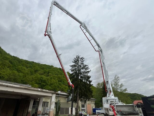 Concrete pump Renault XERAX DM8203DEST05