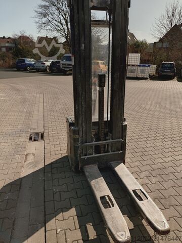 Transpaleta eléctrica de bajo elevación Crown 2300 Series