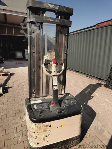 Transpaleta eléctrica de bajo elevación Crown 2300 Series