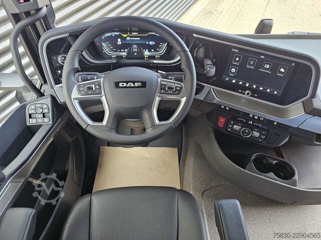 Vrachtwagen met kraan DAF XF 530 8x2 / HMF 9520 K8 / NIEUW!
