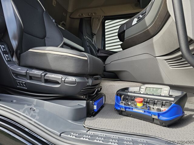 Vrachtwagen met kraan DAF XF 530 8x2 / HMF 9520 K8 / NIEUW!