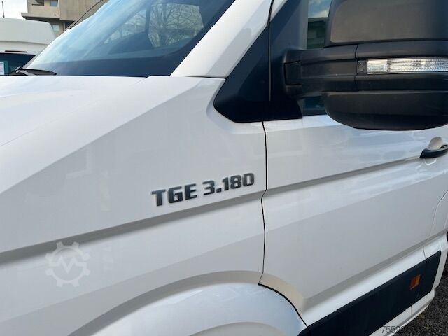 Transzporter bőrönddel MAN TGE Kofferaufbau und Ladebordwand -Klima