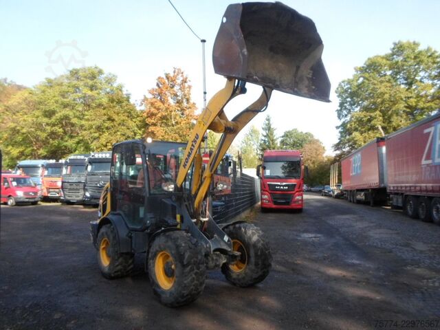 Kolový nakladač KOMATSU WA 70 M-8 E0