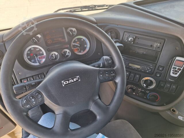 Lastbil med lad og presenning DAF XF 105