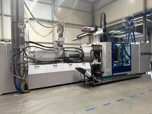 Injection molding machine Wittmann Battenfeld MacroPower 900/ 8800