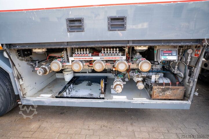 Camion cisternă EKW EKW-ROC32T2D - 32 000 L/5 comp.