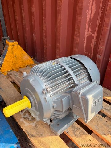 Electric motor BBC GU180 M4AG 18.5kW 1460rpm 380/660V IM B3 Silnik elektryczny BBC GU180 M4AG 18,5kW 1460rpm 380/660V IM B3 Silnik elektryczny BBC GU180 M4AG 18,5kW 1460rpm 380/660V IM B3
