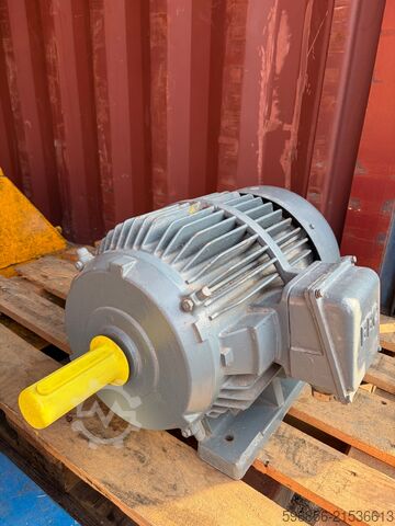 Electric motor BBC GU180 M4AG 18.5kW 1460rpm 380/660V IM B3 Silnik elektryczny BBC GU180 M4AG 18,5kW 1460rpm 380/660V IM B3 Silnik elektryczny BBC GU180 M4AG 18,5kW 1460rpm 380/660V IM B3