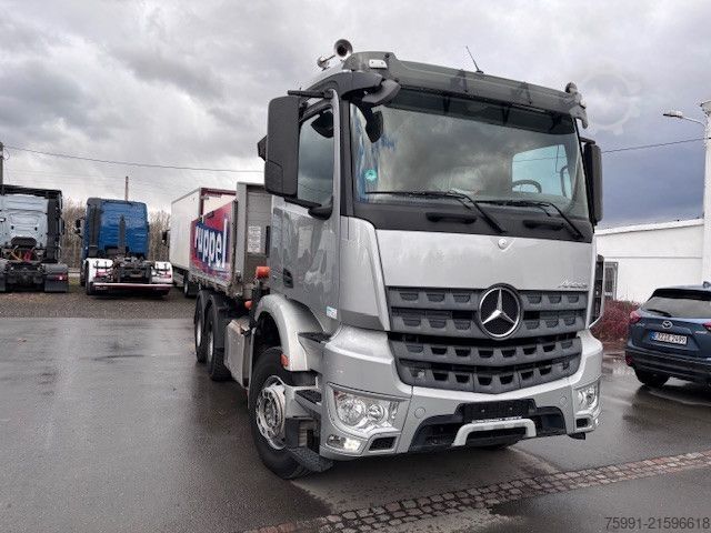 Three-sided tipper truck MERCEDES-BENZ Arocs 4   6x4 Dreiseitenkipper mit Ladekran