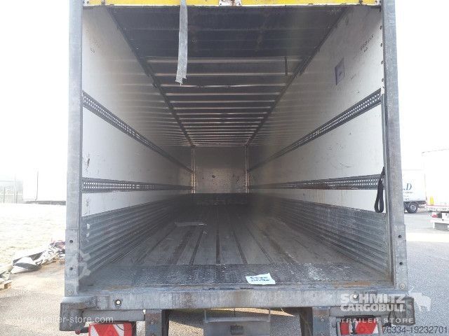 Box-semitrailer Fruehauf Semitrailer Dryfreight Standard Porte relevante