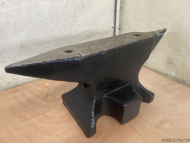 Anvil with rounded horn and rectangular horn; anvil in North German design, pointed horn  160