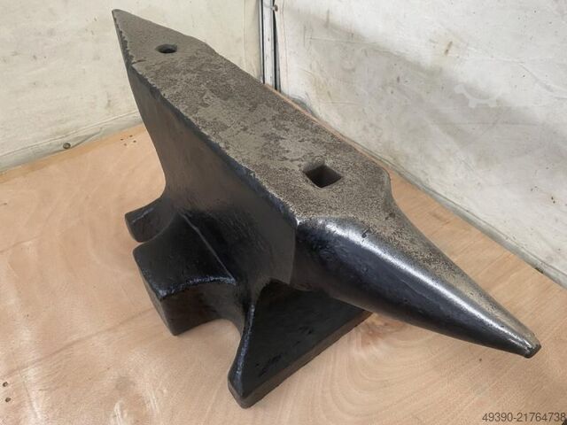 Anvil with rounded horn and rectangular horn; anvil in North German design, pointed horn  160