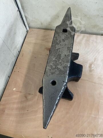 Anvil with rounded horn and rectangular horn; anvil in North German design, pointed horn  160