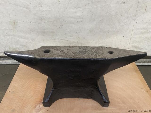 Anvil with rounded horn and rectangular horn; anvil in North German design, pointed horn  160