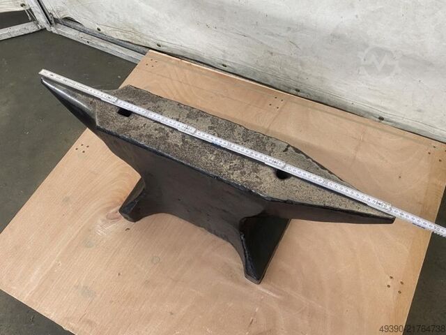 Anvil with rounded horn and rectangular horn; anvil in North German design, pointed horn  160