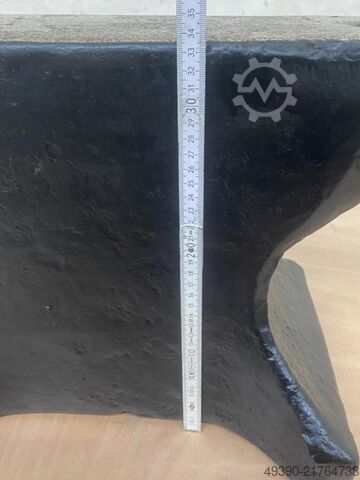 Anvil with rounded horn and rectangular horn; anvil in North German design, pointed horn  160