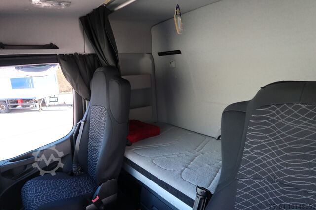 4x2 nyergesvontató Mercedes-Benz 1848 HAD 4x4 kompl. Zug Schwarzmüller SK