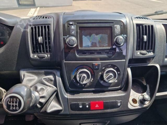 Vrachtwagen met bakwagen Peugeot Boxer