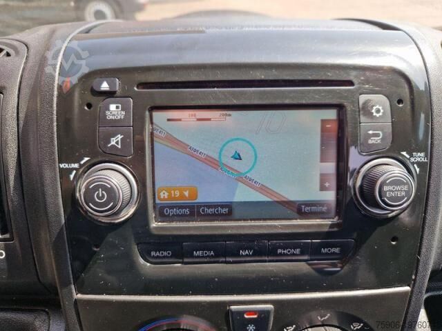 Vrachtwagen met bakwagen Peugeot Boxer