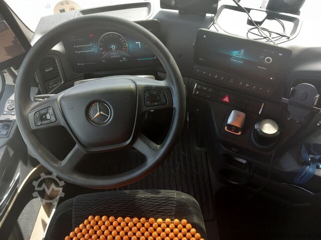 Standardowy ciągnik siodłowy Mercedes-Benz Actros 1845 LS Big Space