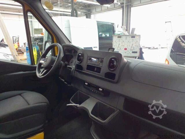 Hochdachkombi Mercedes-Benz eSprinter 312 DHL Regal KEP-Ausbau
